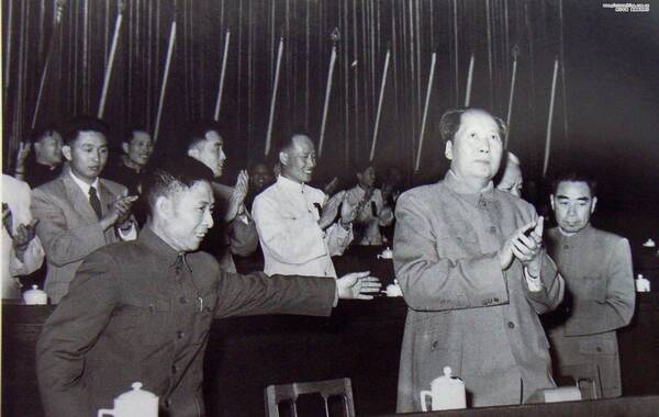 胡耀邦(1915—1989)，湖南浏阳人。中国共产党、中国共产主义青年团和中华人民共和国重要领导人之一。（来源：照片中国的凤凰网博报）2025-08-03下午，中国新民主主义青年团第三次全国代表大会在京开幕，图为开幕式上，胡耀邦与毛泽东、周恩来合影。这次大会决定将中国新民主主义青年团改称中国共产主义青年团，简称共青团。